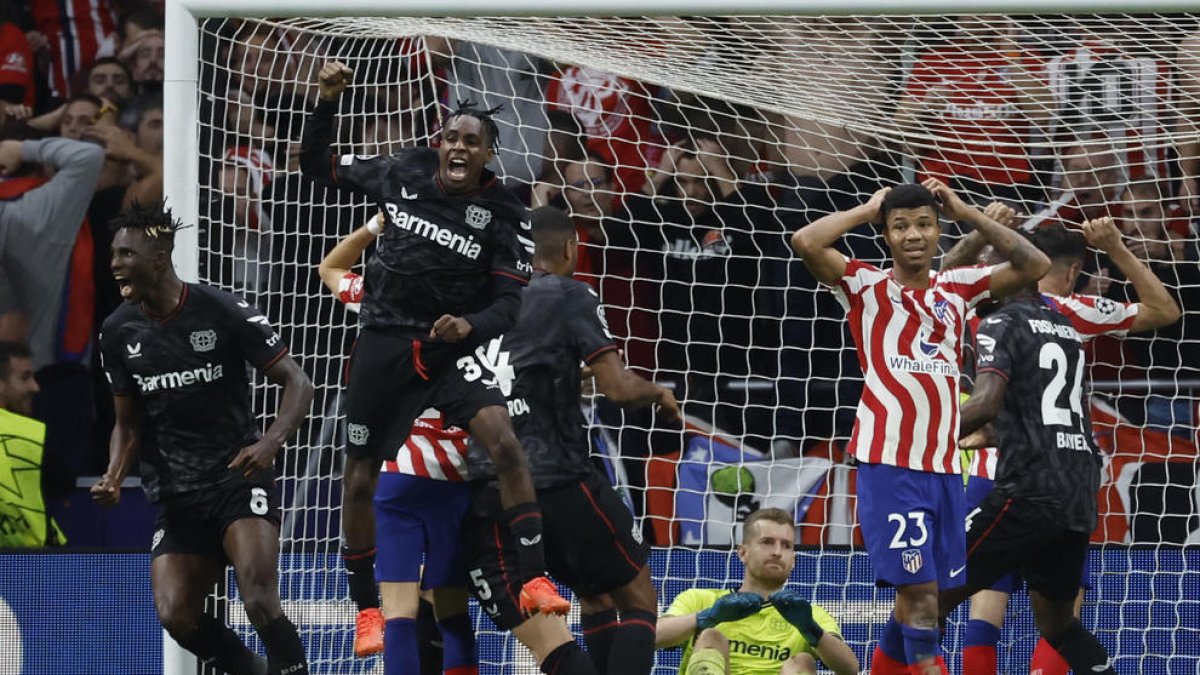 Jugadores del Bayer Leverkusen celebran uno de sus goles.