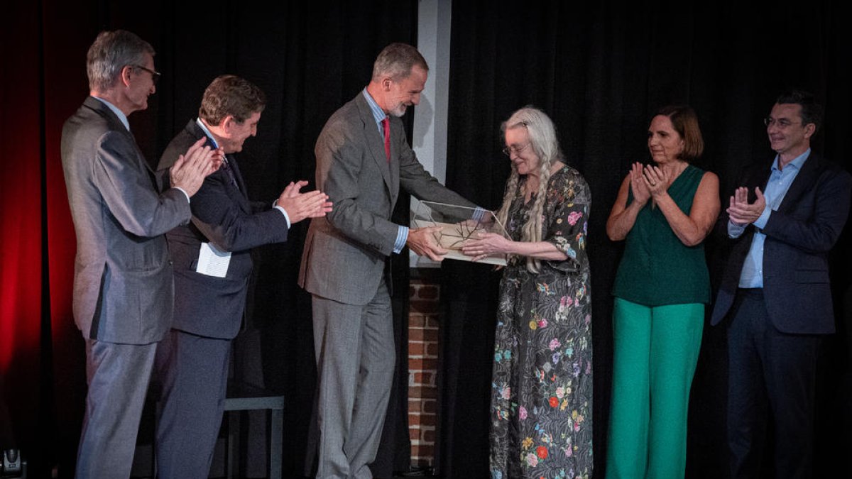 El rey Felipe VI entregó el premio Joan Margarit a la poeta Sharon Olds, en Nueva York.