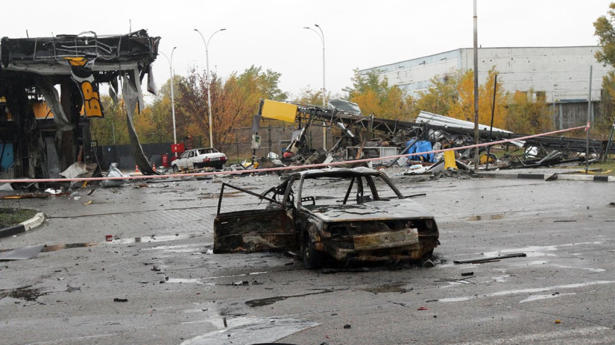 Una gasolinera ucraniana destruida tras un ataque ruso.