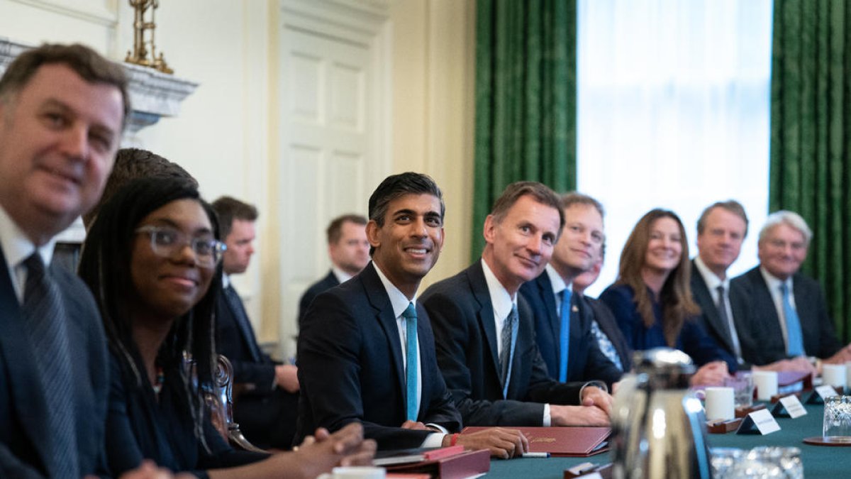 El nuevo primer ministro británico presidiendo ayer la primera reunión con sus ministros.