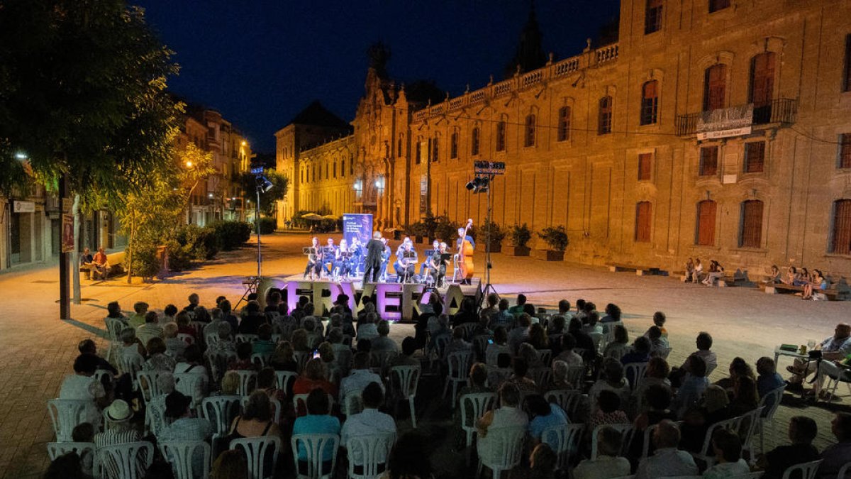 La música de la Bellpuig Cobla llena la plaza de la Universitat de Cervera