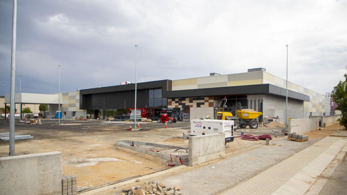 Recta final de las obras del nuevo hipermercado Esclat en Ciutat Jardí