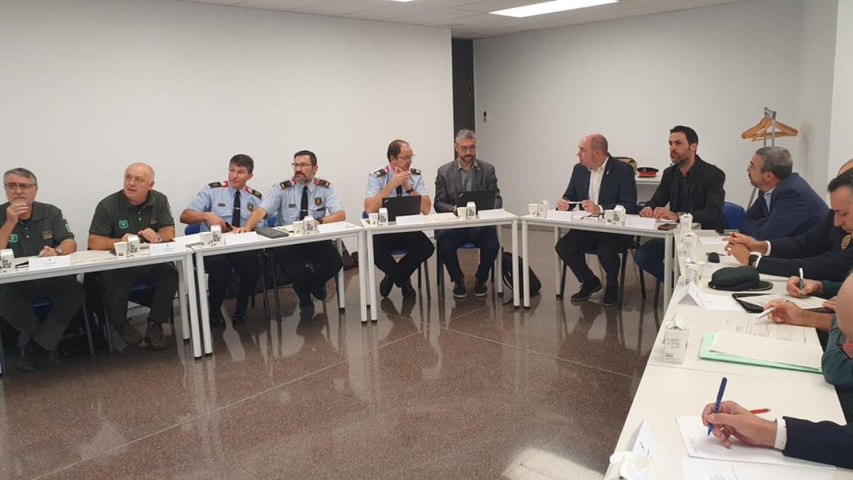 Estela y el alcalde, en el centro, durante la reunión