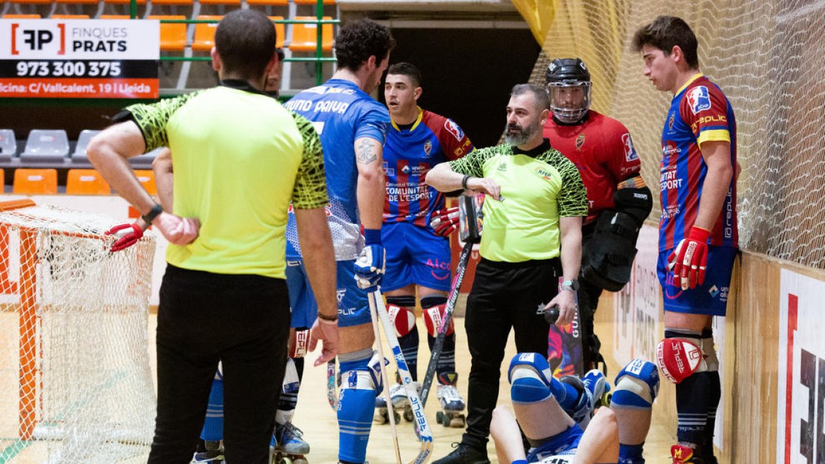 Sergi Folguera es queixa a terra al colpejar-se el cap amb la tanca.