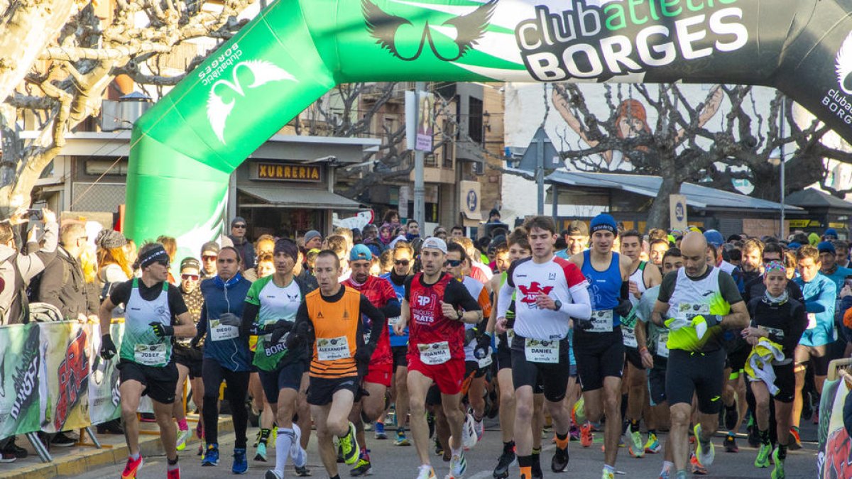 La sortida de la prova al passeig del Terrall, que va estar ple de públic animant els atletes.