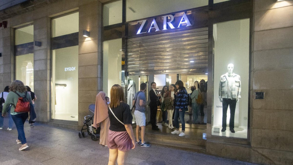 Los clientes del Zara tuvieron que salir a las 19.00 horas.
