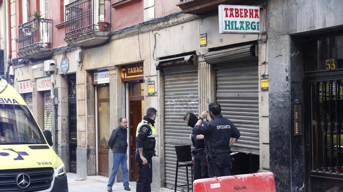 Una dona és assassinada per la seua parella al bar que regentava a Bilbao