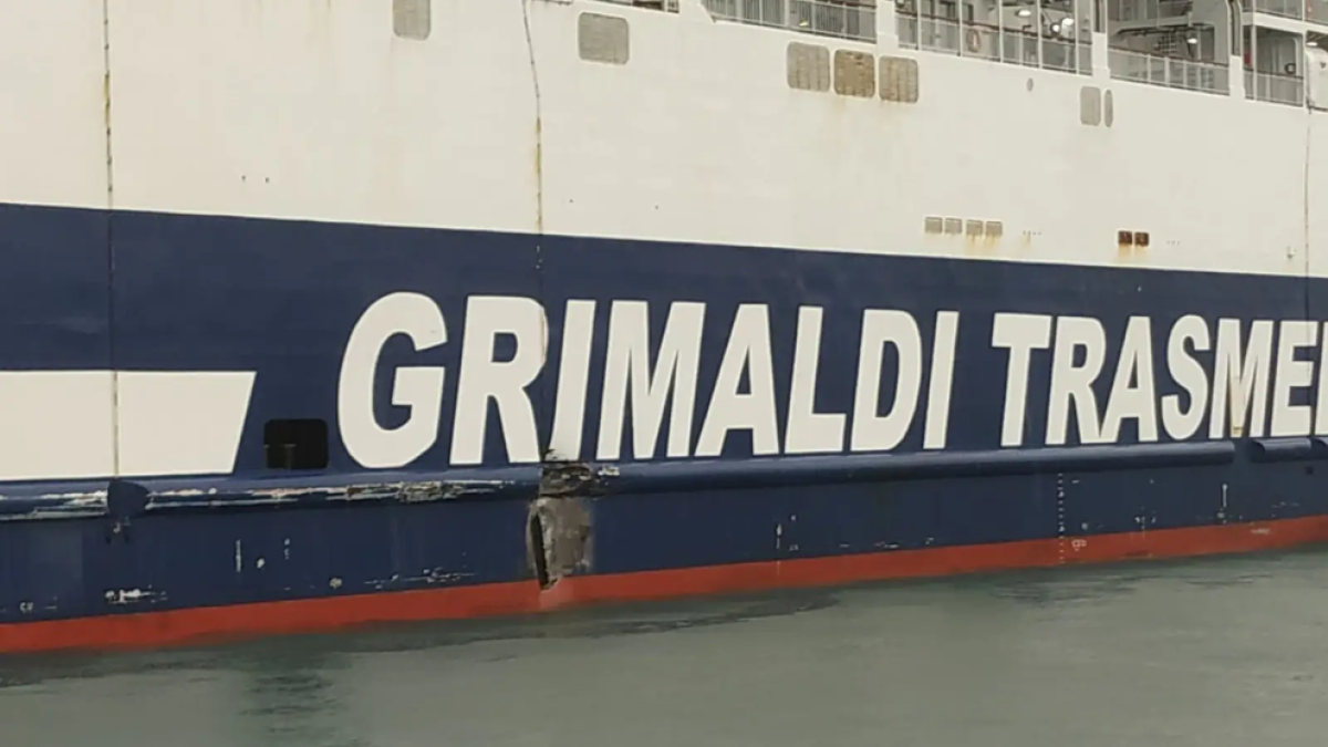 Un barco que navegaba de Valencia a Ibiza con 750 pasajeros choca con el muelle en el puerto de Ibiza por el temporal