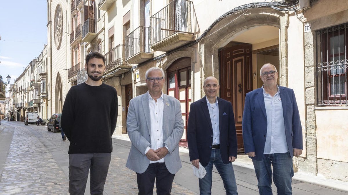 Els candidats amb representació a la Paeria Pomés, Augé, Prat i Santacana, al costat del museu que serà renovat en el pròxim mandat.