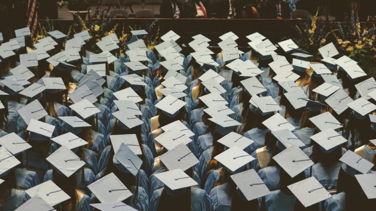 Gairebé la meitat d'universitaris confia a trobar la feina dels seus somnis per contactes, segons un estudi