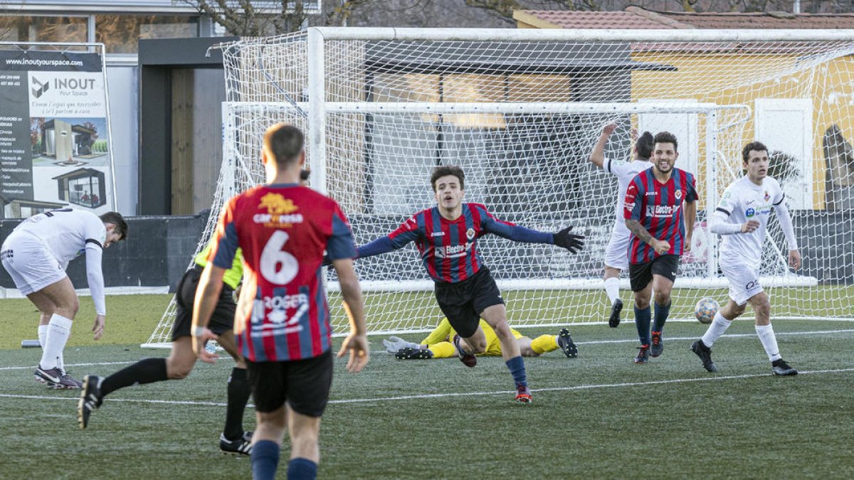 Otger celebra el segundo gol del Tàrrega, junto a Lautaro y Ramon, este de espaldas.