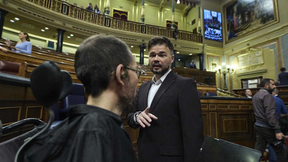 El portavoz de ERC en el Congreso, Gabriel Rufián  y el portavoz de Unidas Podemos en el Congreso, Pablo Echenique, durante la sesión plenaria en el Congreso de los Diputados.