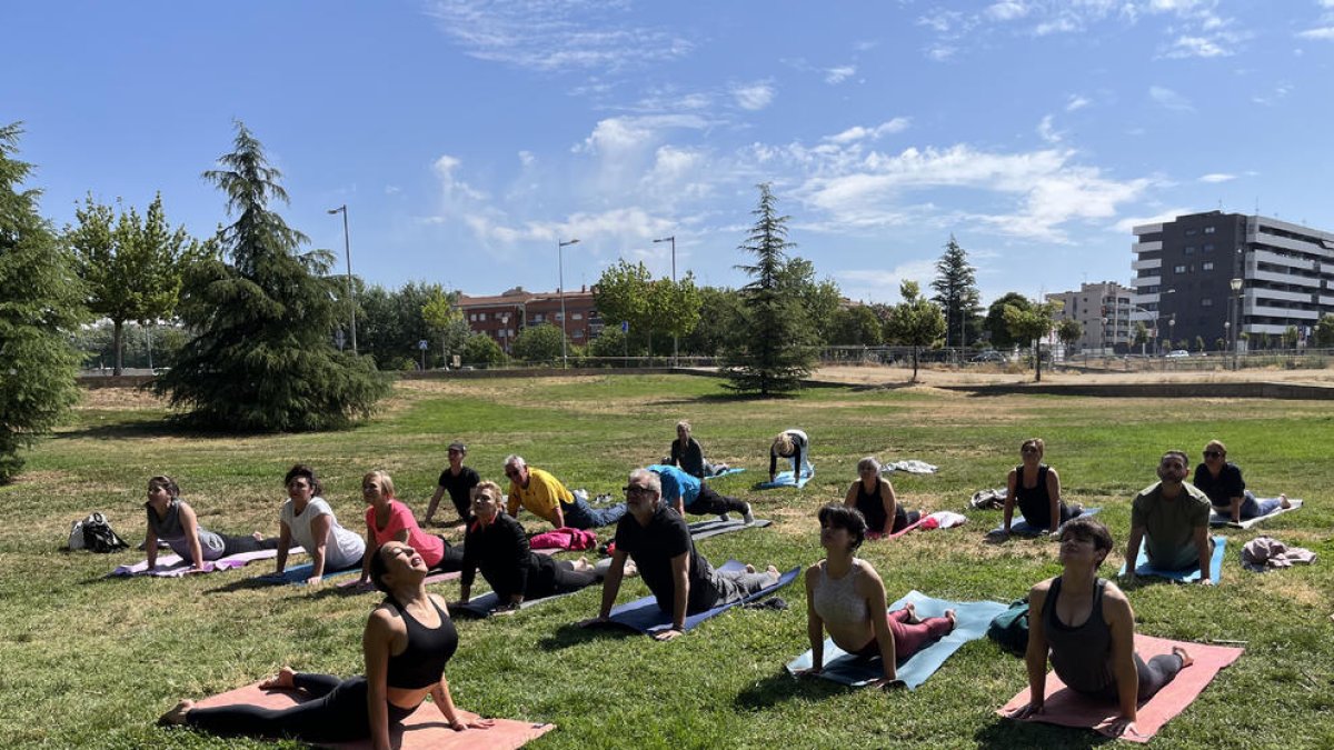 Larrosa, tercero por la derecha, ayer durante la clase de yoga en el Parc Joan Oró de Lleida ciudad.