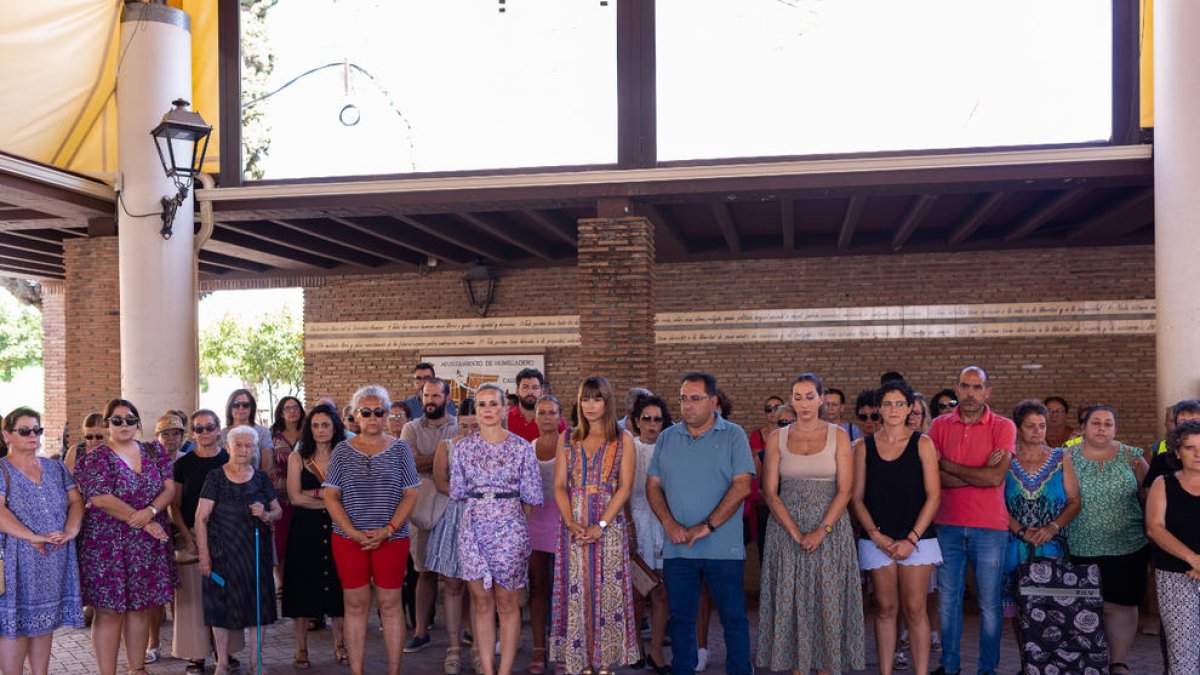 Familiares, vecinos y amigos de Carmen la recordaron ayer con un minuto de silencio.