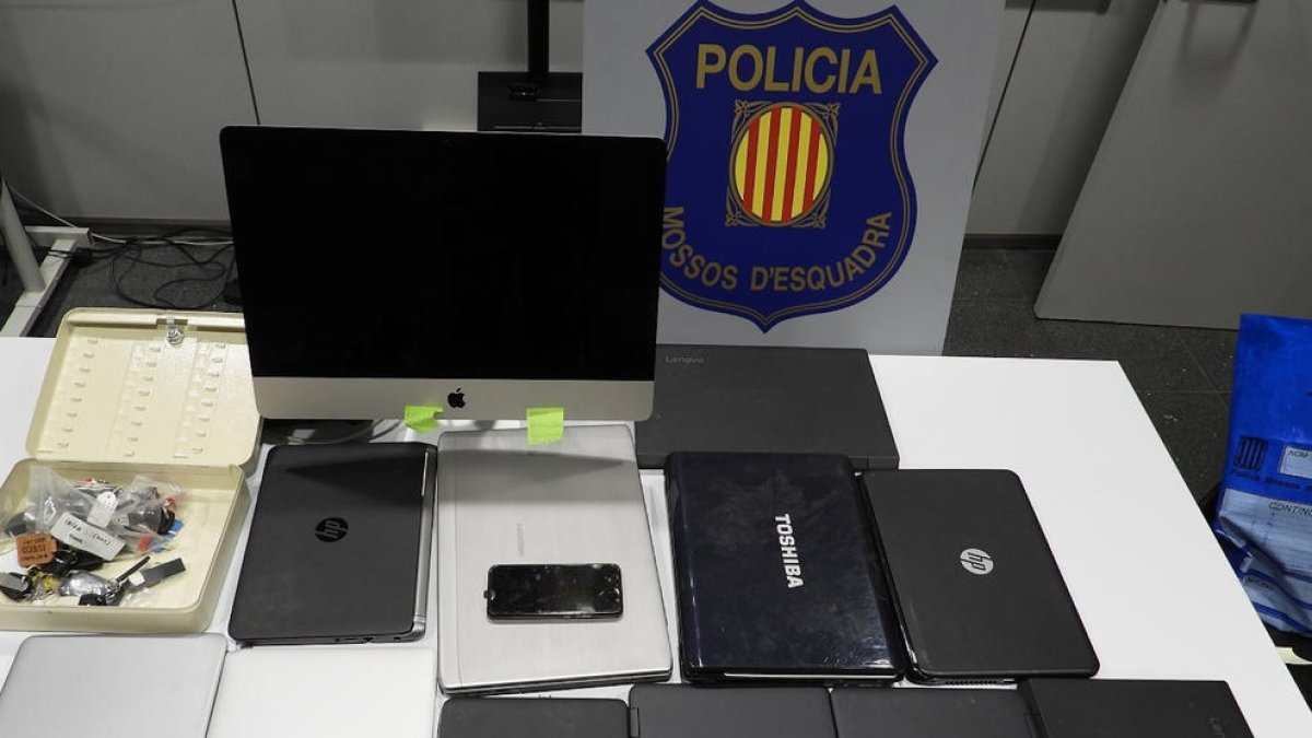 Material informático robado por el grupo desarticulado por los Mossos d’Esquadra.