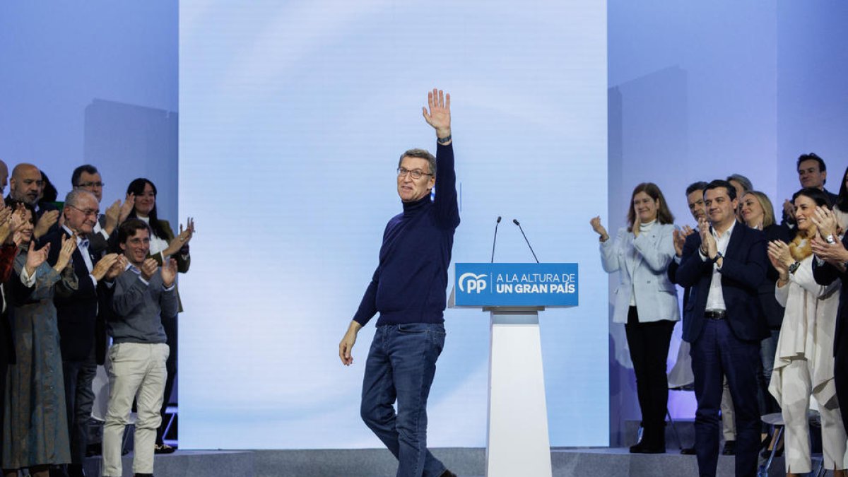 El líder del PP, Alberto Núñez Feijóo, aclamat pels seus en la presentació dels candidats.