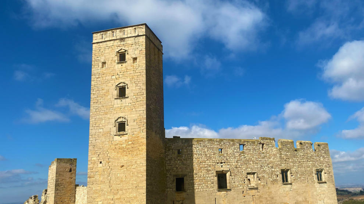 El castell s'alça altiu i d'aspecte romàntic, com sorgit d'un conte