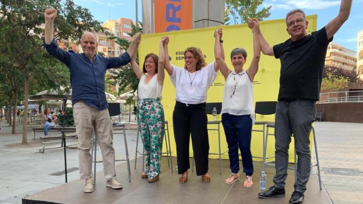 Joan Talarn (derecha) y los candidatos en el acto final de ERC.