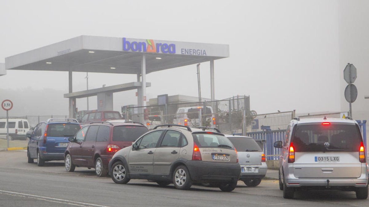 Colas de coches, ayer esperando para repostar antes de que acabe la ayuda de 20 céntimos por litro.