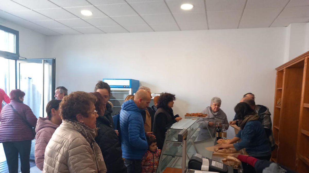 Els veïns de Bovera ja van poder adquirir ahir els primers pans de Joan Pere Campiña.