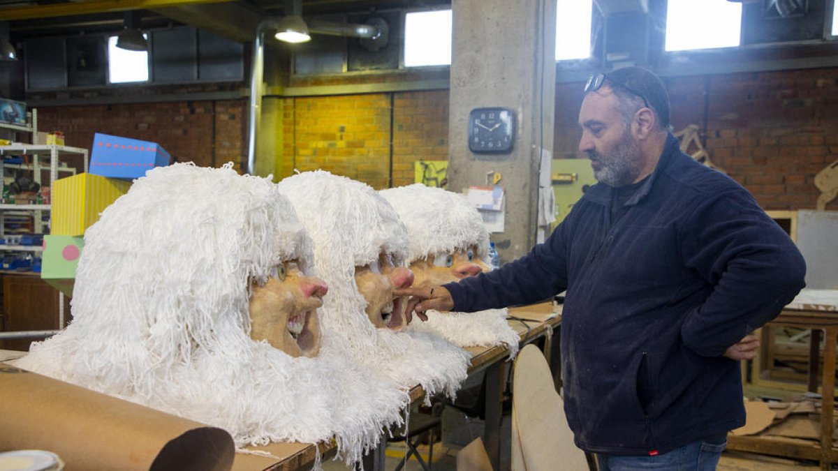 El creador de marionetas leridano, Joan Pena, junto a las cabezas de los pequeños yetis que acompañarán a los Reyes Magos.