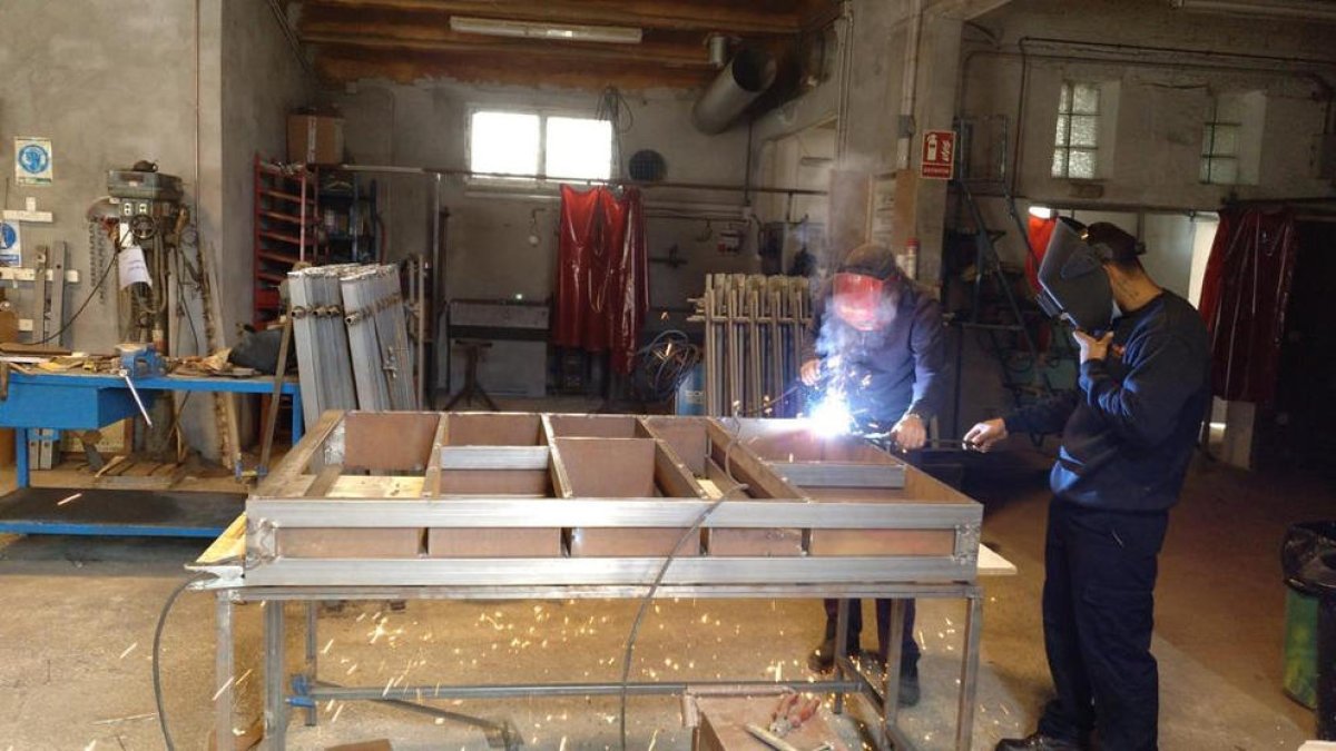 La restauració de la prestatgeria a La Solana.