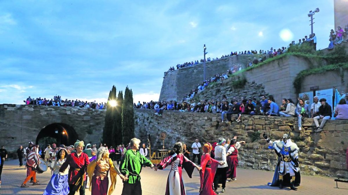 La batalla final en el Turó de la Seu Vella vivió un ‘aperitivo’ de danzas itinerantes junto al edificio de la Canonja, en un nuevo montaje escénico que se estrenó el año pasado.
