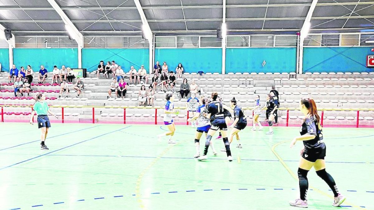 Una acción del partido de ayer del Lleida Handbol en Gavà.