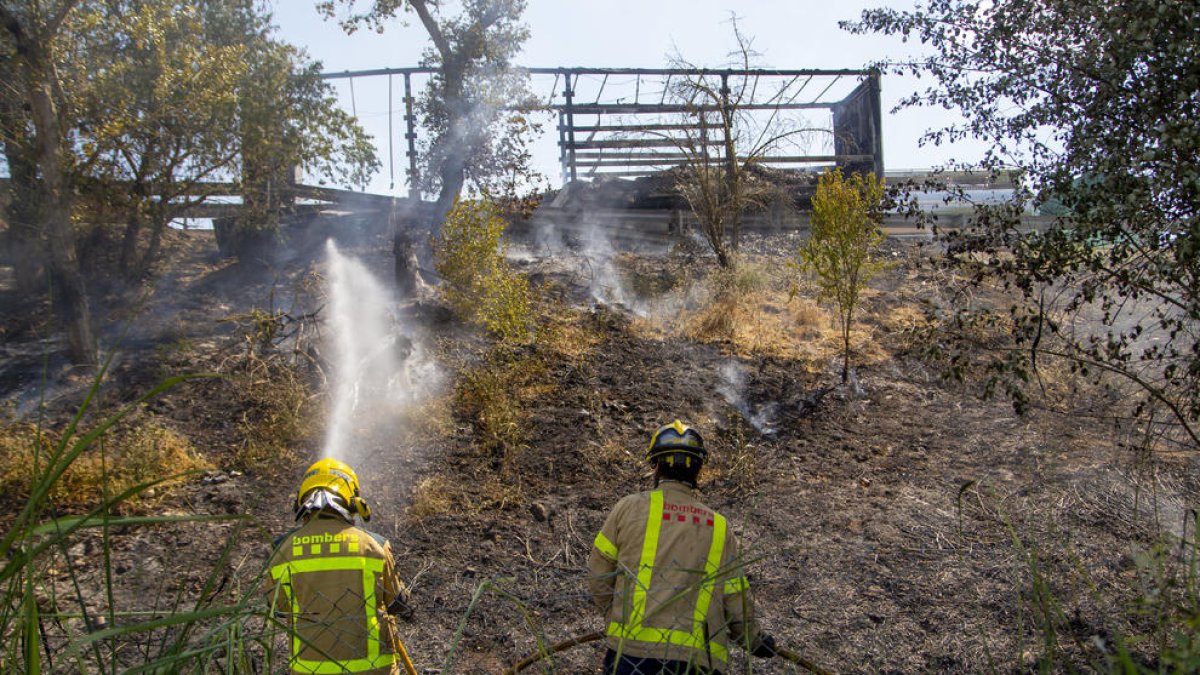 El foc que va calcinar el remolc a l’AP-2 (a dalt) va afectar també la vegetació del marge.