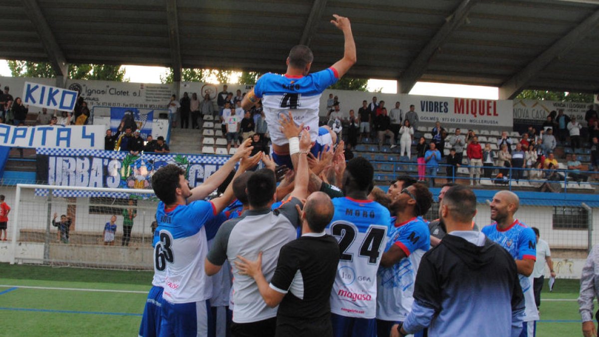 Los jugadores mantearon a ‘Kiko’ Tàpies tras su último partido y justo después de que dedicara un sentido discurso de despedida a la afición.