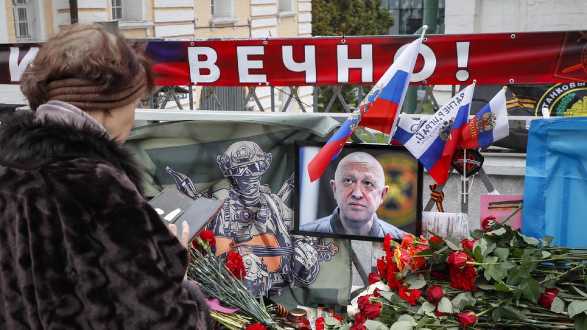 Una mujer frente a un memorial al jefe del Grupo Wagner en Moscú.