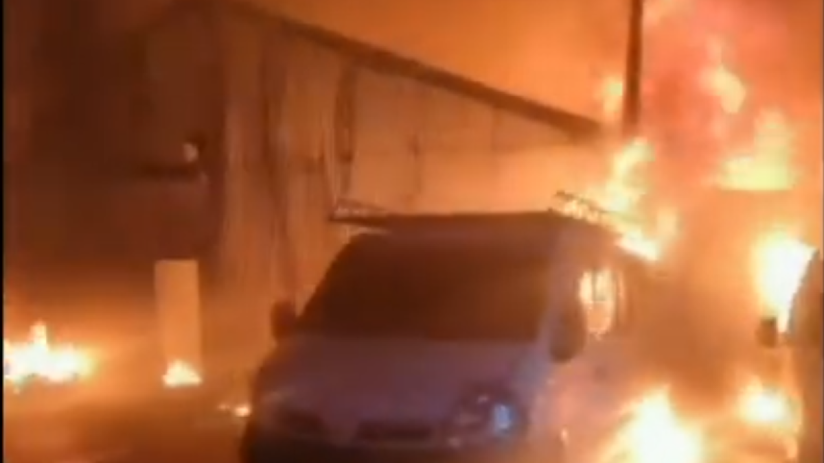 Las llamas arrasaron por completo los seis almacenes.