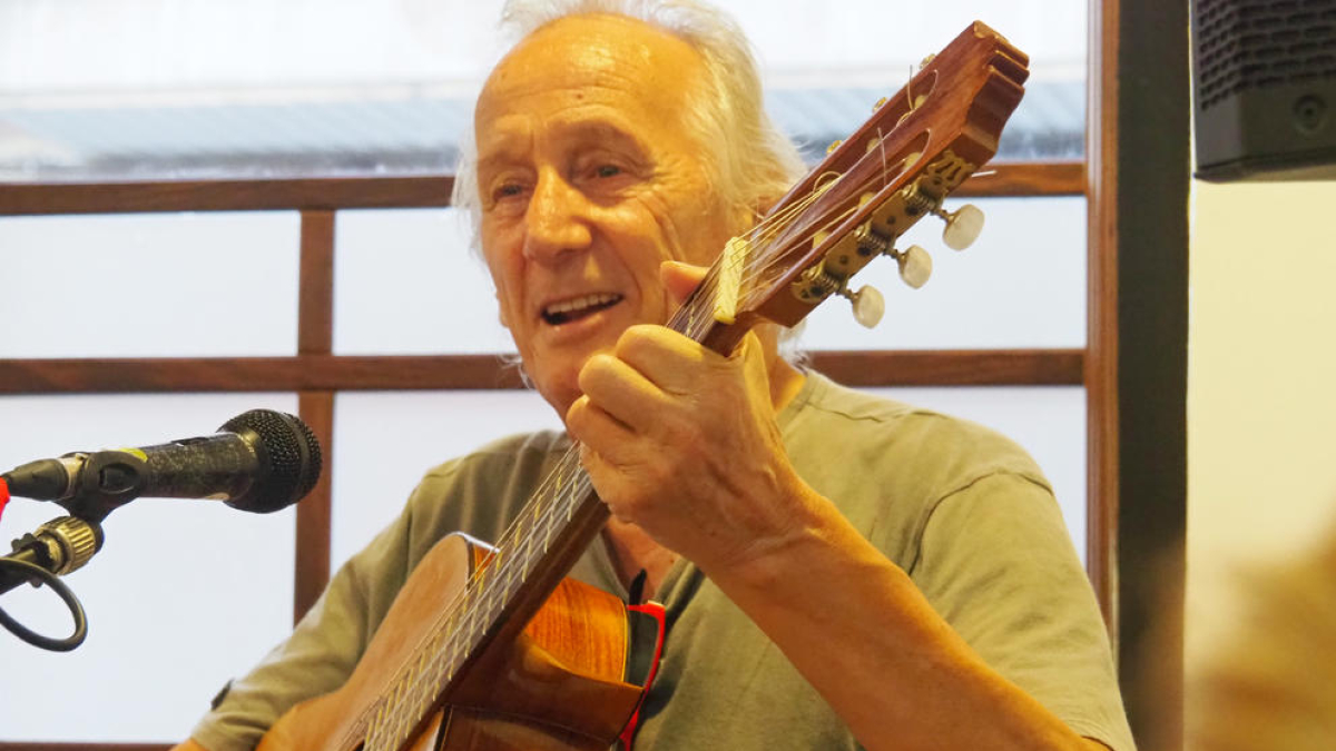 El cantautor Jaume Arnella en un momento de la actuación.