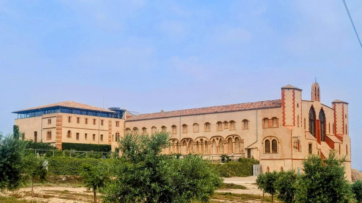 L'edifici sorprèn els visitants per la seua dimensió i monumentalitat.