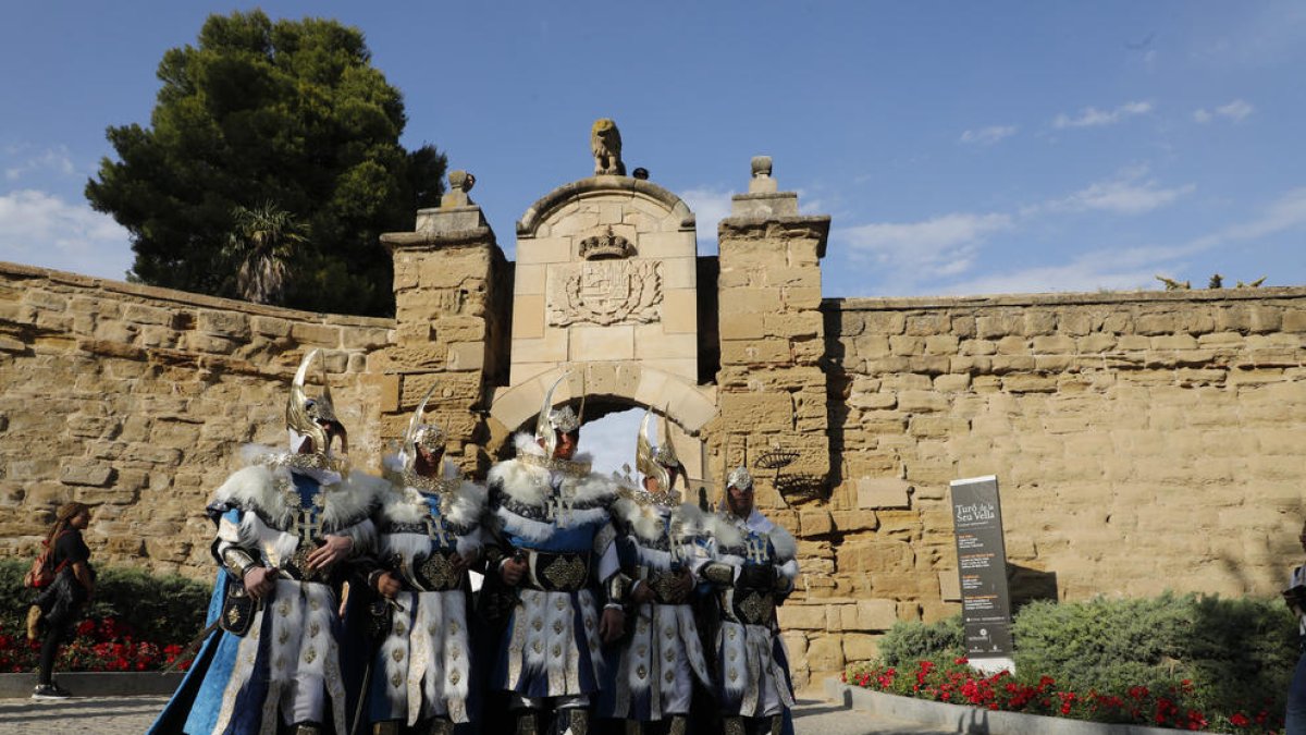 Desfilada des de la Porta del Lleó. La gran desfilada de gala i lluïment de la Festa dels Moros i Cristians va partir com és habitual des de la Porta del Lleó de la Seu Vella. A la imatge, membres d’una comparsa cristiana.