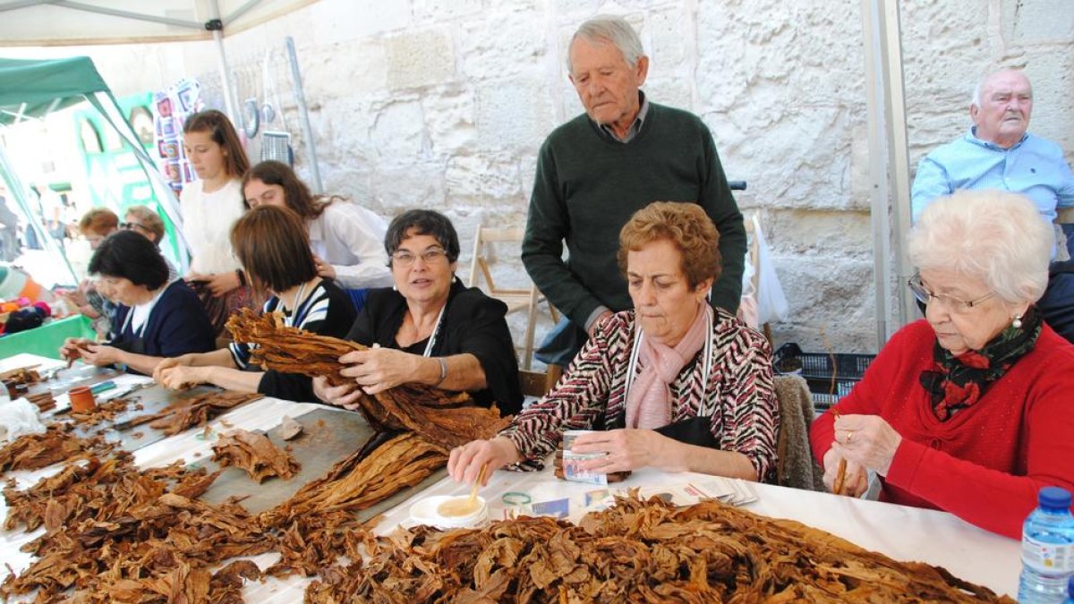 La elaboración de los ‘caliquenyos’, en pleno casco antiguo de Fondarella.