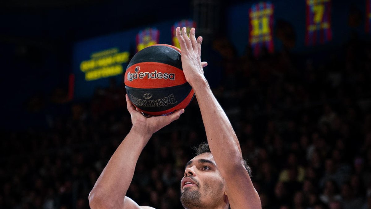 Da Silva llança un triple durant el partit d’ahir.