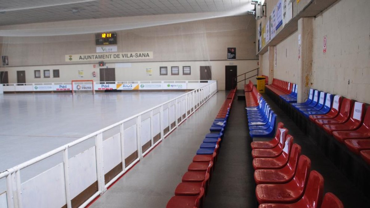 La zona de grades del pavelló poliesportiu de Vila-sana.