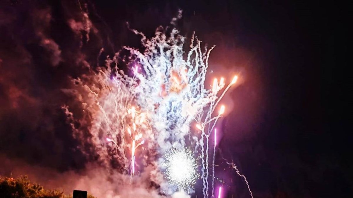 El castell de focs va posar el colofó a la celebració