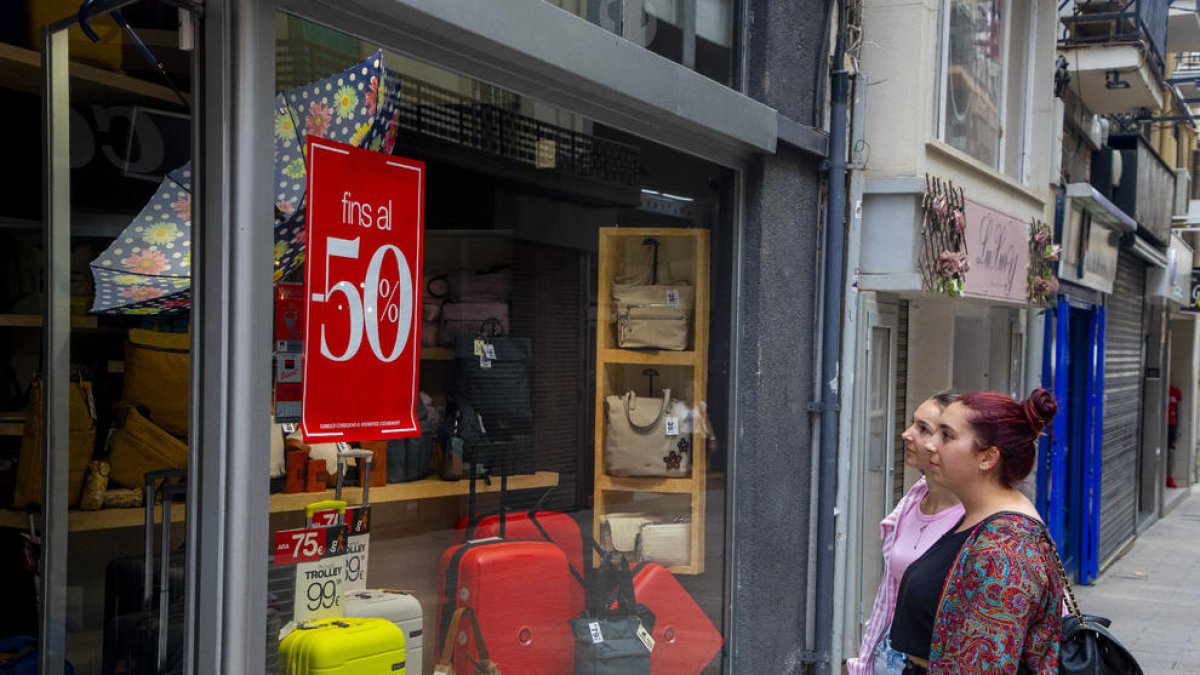 Algunas tiendas ofrecen descuentos en sus productos de hasta el 50%.