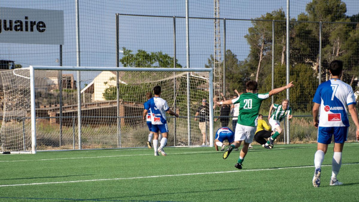 Els jugadors de l’Alguaire celebren el gol que va valer el triomf.