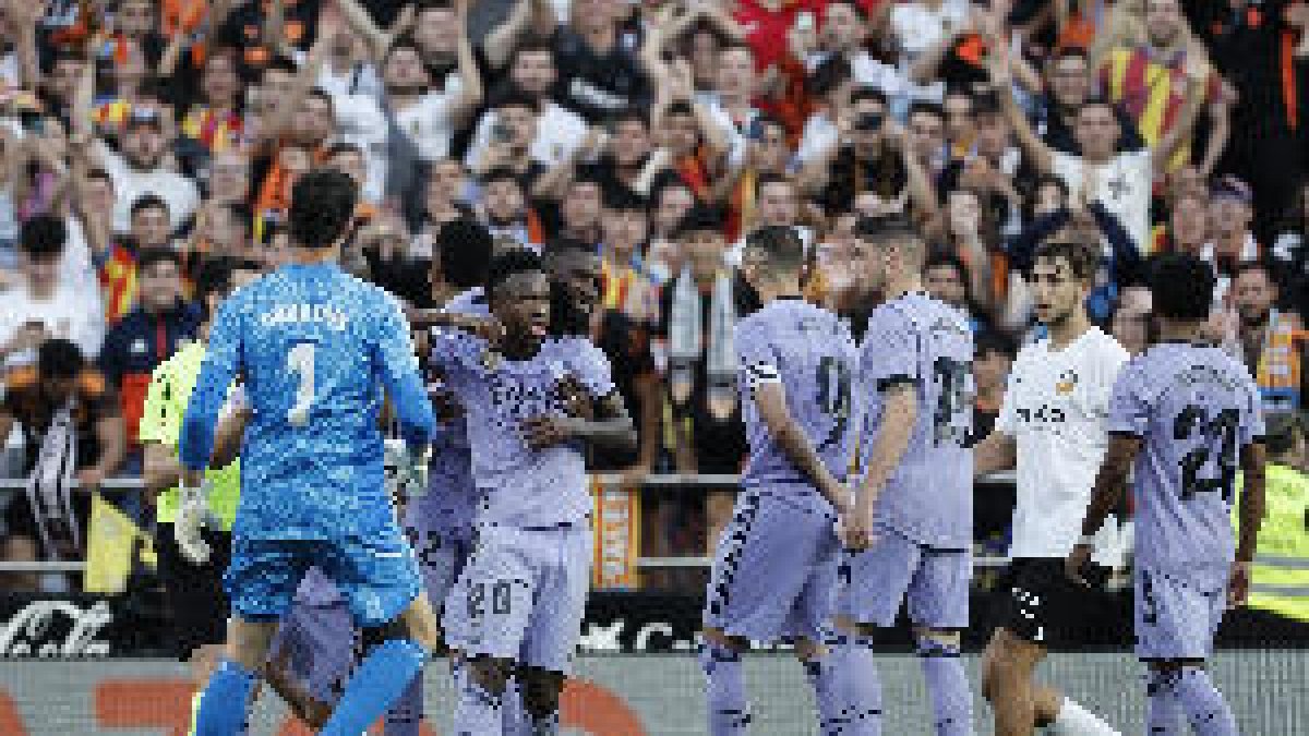 El delantero brasileño del Real Madrid Vinícius Júnior reacciona tras ser insultado durante el encuentro ante el Valencia.