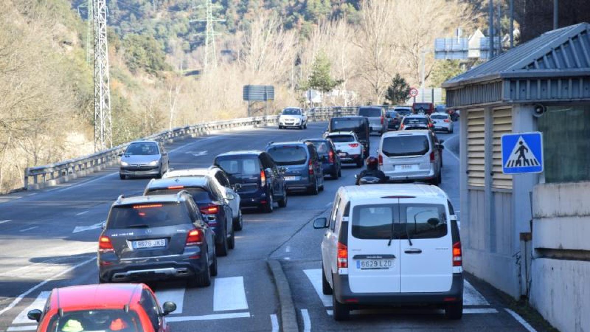 Vehículos parados en la frontera hispano andorrana.