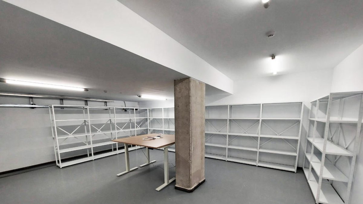 El equipamiento dispone de un aula polivalente, una sala de consulta, depósitos, despachos, salas de digilitalización y dos patios.