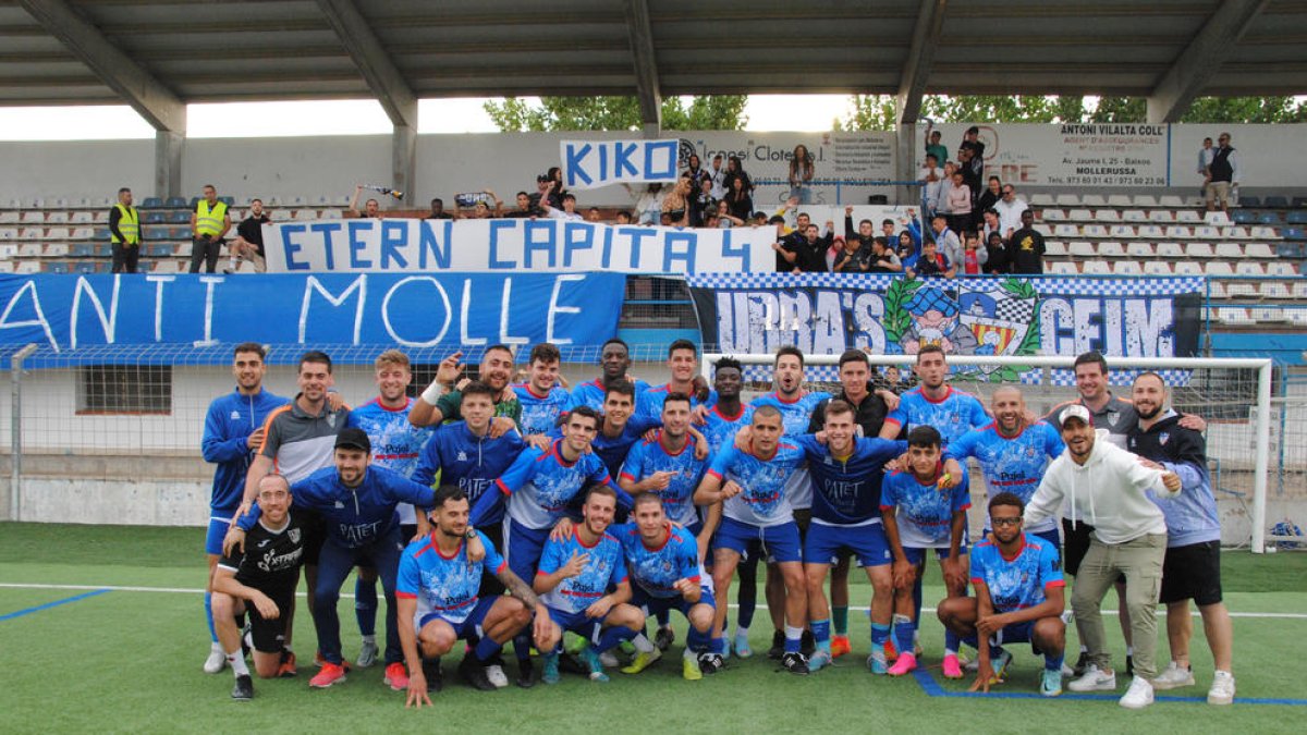 La plantilla del Mollerussa posa tras el partido ante la afición, en medio de la alegría colectiva por el ascenso logrado la semana pasada.