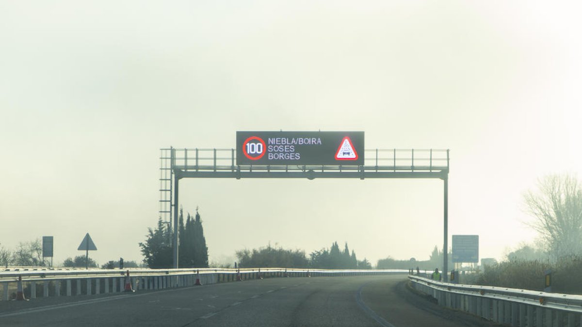 La boira a l’AP-2 va obligar a rebaixar ahir el límit de velocitat.
