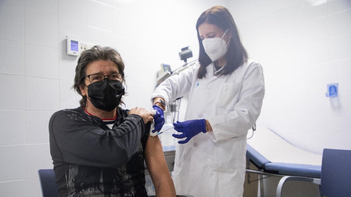 Un hombre recibe la vacuna de la gripe tras ponerse la del Covid.