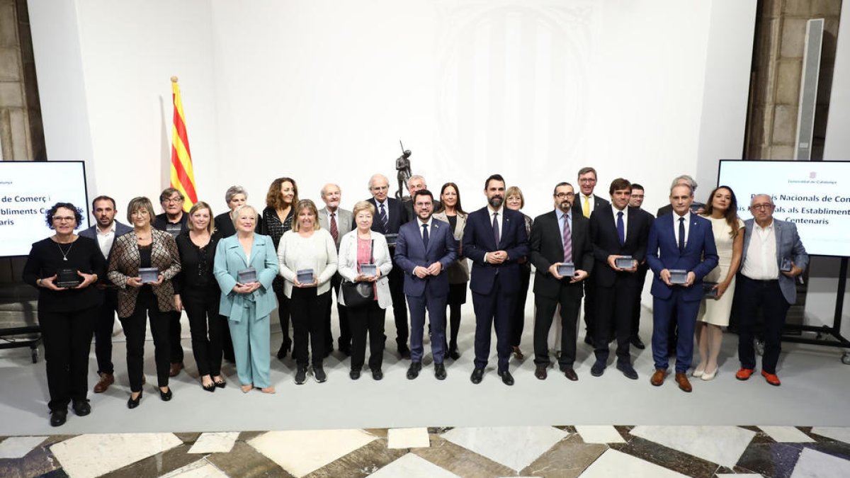 El president Pere Aragonès, amb tots els distingits.