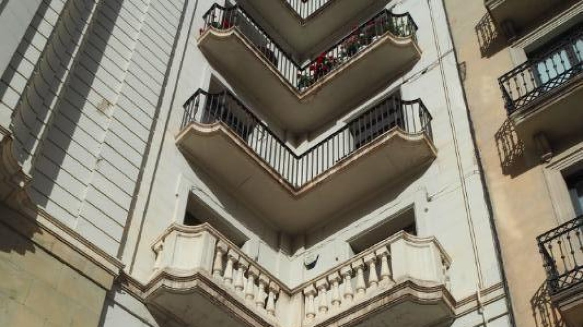 L’exterior d’un edifici a Lleida, desmillorat pels cables.