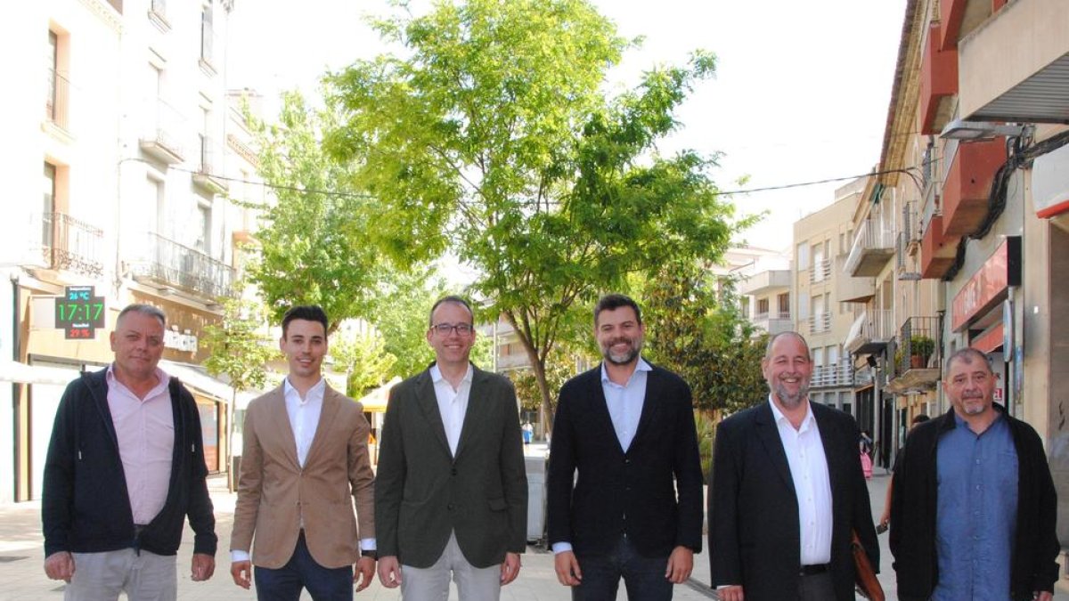 Joan Simeón, Joel Bastons, Marc Solsona, Engelbert Montalà, Raül Aguilar y Josep Miquel Varea, en el centro de la ciudad.